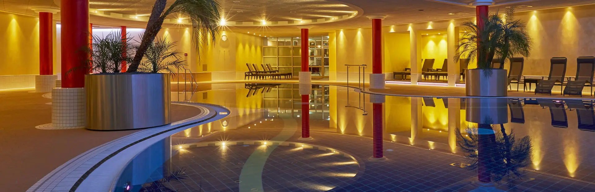 Piscine éclairée par l'hôtel.