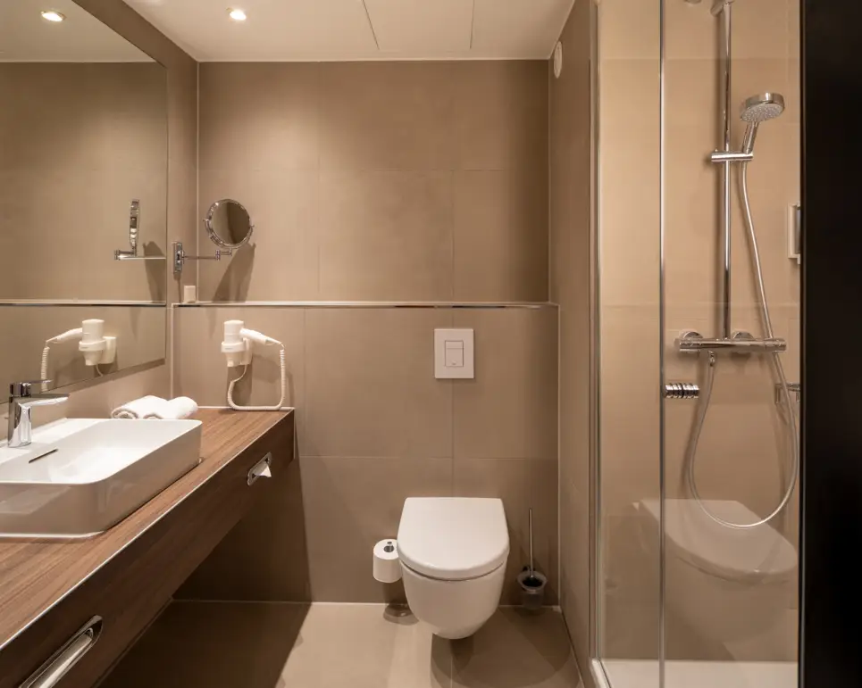 Salle de bain moderne de l‘hôtel H+ Hotel Hannover - site internet officiel