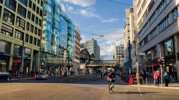 Sehr belebte Friedrichstraße. Im Hintergrund ist der Bahnhof.