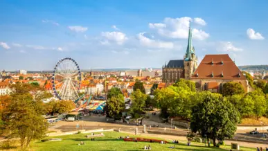 Kirmes mit Riesenrad auf dem Domplatz in Erfurt