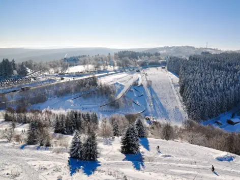 Winterlandschaft und Skipisten in Willingen.