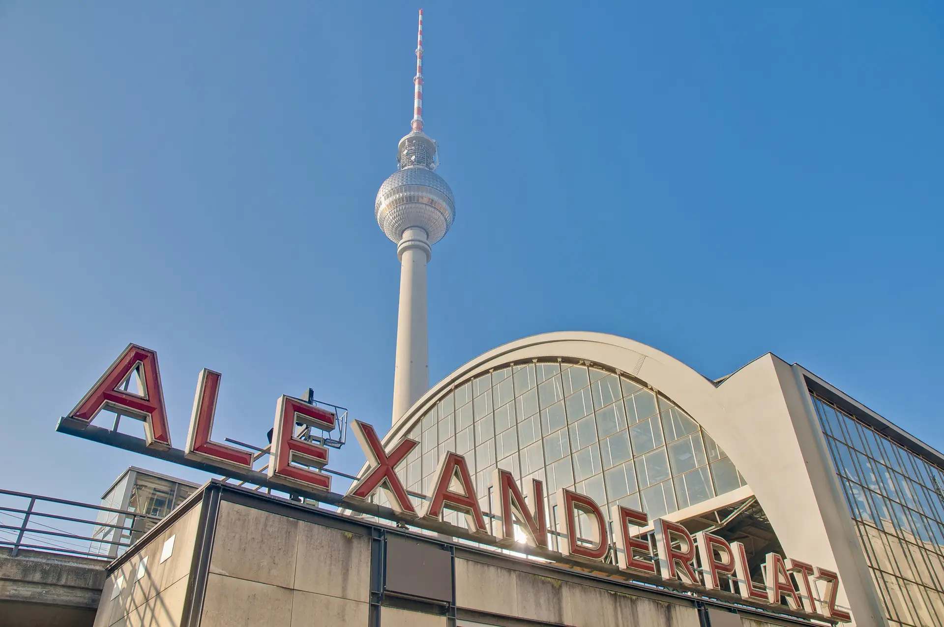 Der Alexanderplatz – Weltzeituhr besichtigen und shoppen gehen - H-Hotels.com