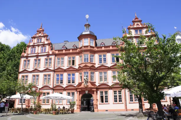 Barockes Gutenberg-Museum bei Tag mit einem kleinen Café vor dem Gebäude.