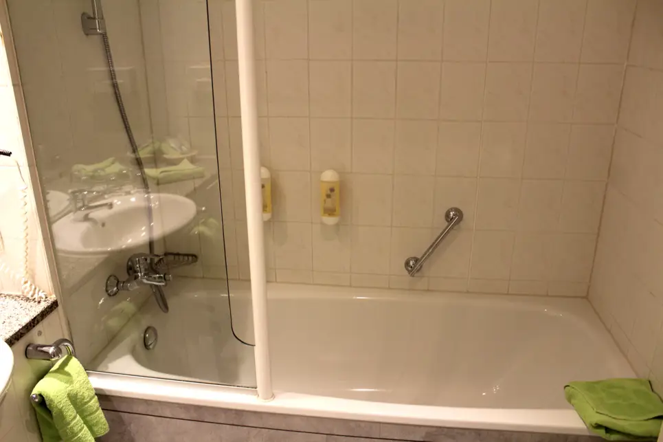 Bathroom Superior triple room - H+ Hotel Erfurt