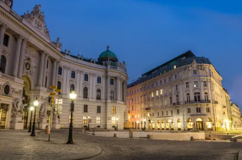 Hofreitschule bei Nacht. Vor dem Gebäude stehen zahlreiche Laternen.