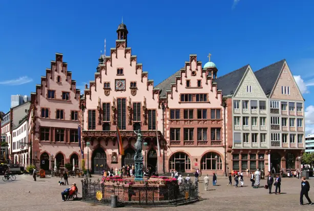 Rathaus am Römerberg. Vor dem Rathaus steht ein Brunnen mit der Justizia-Statue