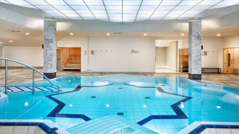 Pool im Wellnessbereich des H+ Hotel Wiesbaden Niedernhausen - Offizielle Webseite