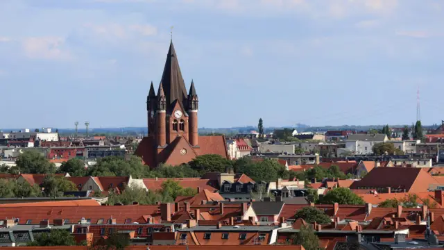 Blick über Halle mit der Pauluskirche in der Mitte.