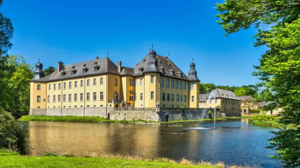 Schloss Dyck auf einer Insel umgeben von einem Burggraben. 