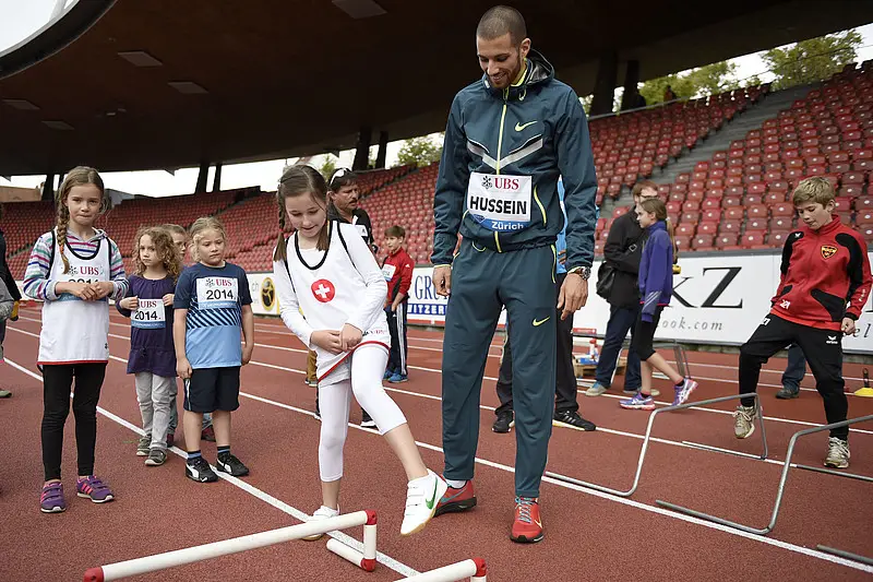 Leichtathlet Kariem Hussein trainiert Kinder.