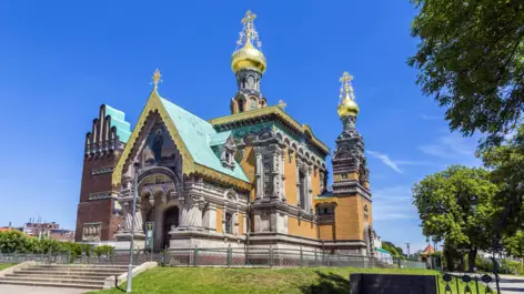 Russisch Orthodoxe Kirche mit goldenen Zwieblturmspitzen.