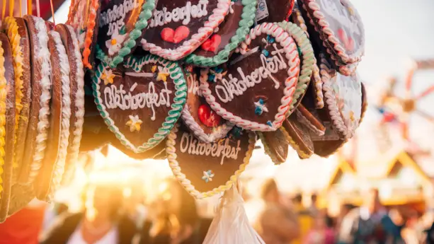 Viele Lebkuchenherzen hängen aneinander mit der Aufschrift in der Mitte "Oktoberfest".