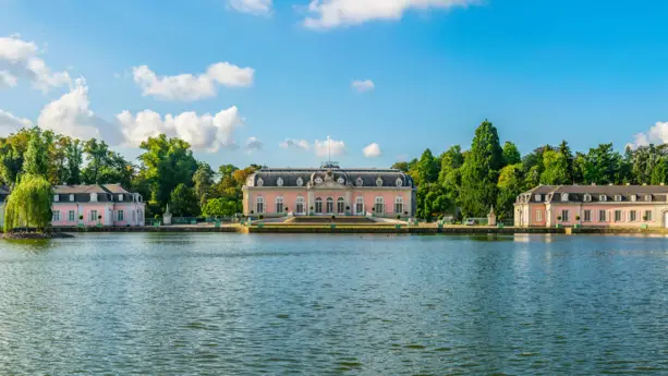 Schloss Benrath mit den beiden Nebengebäuden vor dem großen Schlossteich.