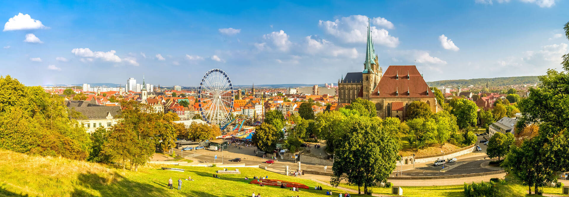 Blick über Erfurt mit Riesenrad auf Kirmes und Erfurter Dom