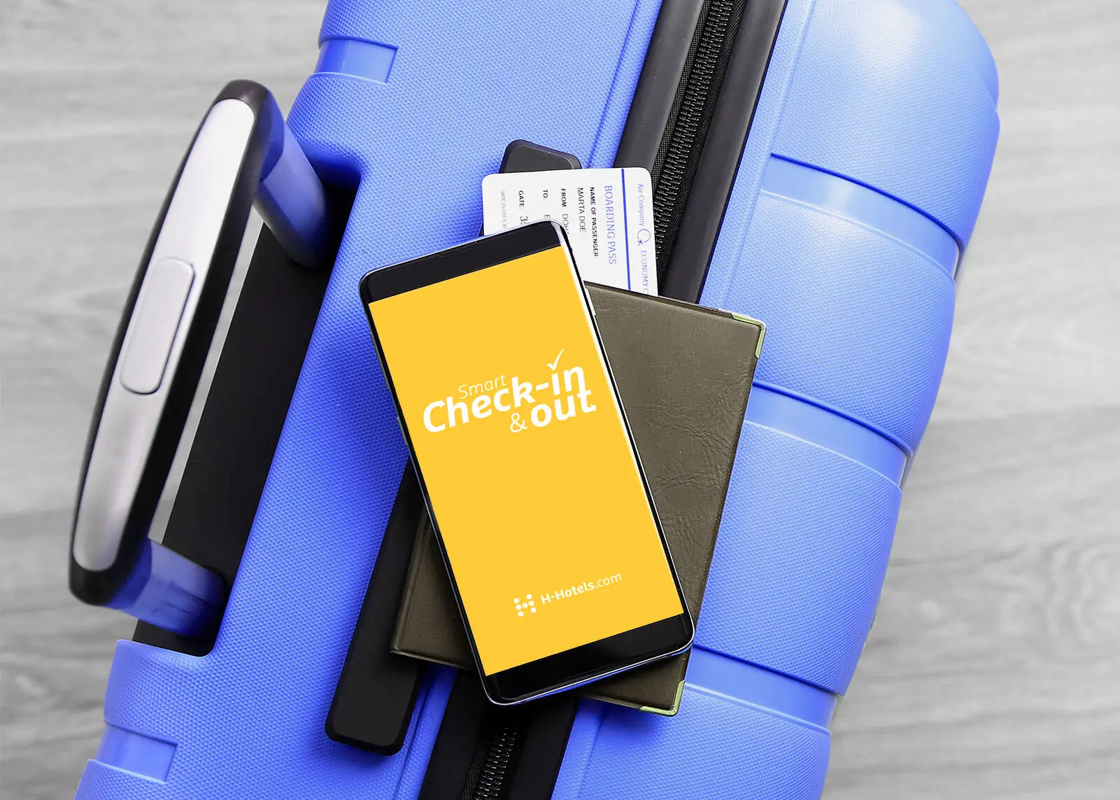 Ein Smartphone, das auf einem blauen Koffer liegt. Auf dem Bildschirm ist der Text "Smart Check-in & out" auf einem gelben Hintergrund.