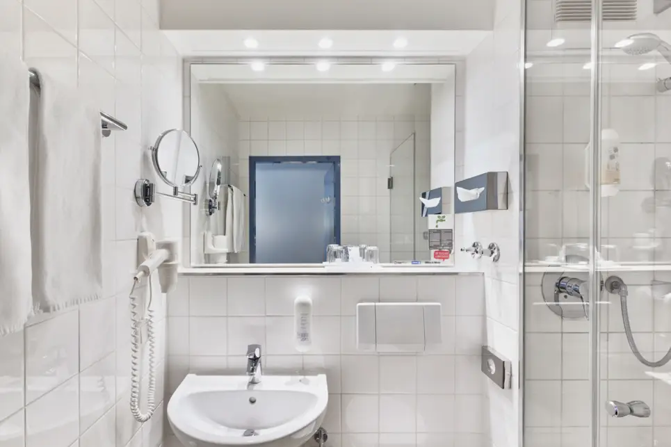 Bagno della camera Comfort con letto matrimoniale - H+ Hotel Frankfurt Airport West