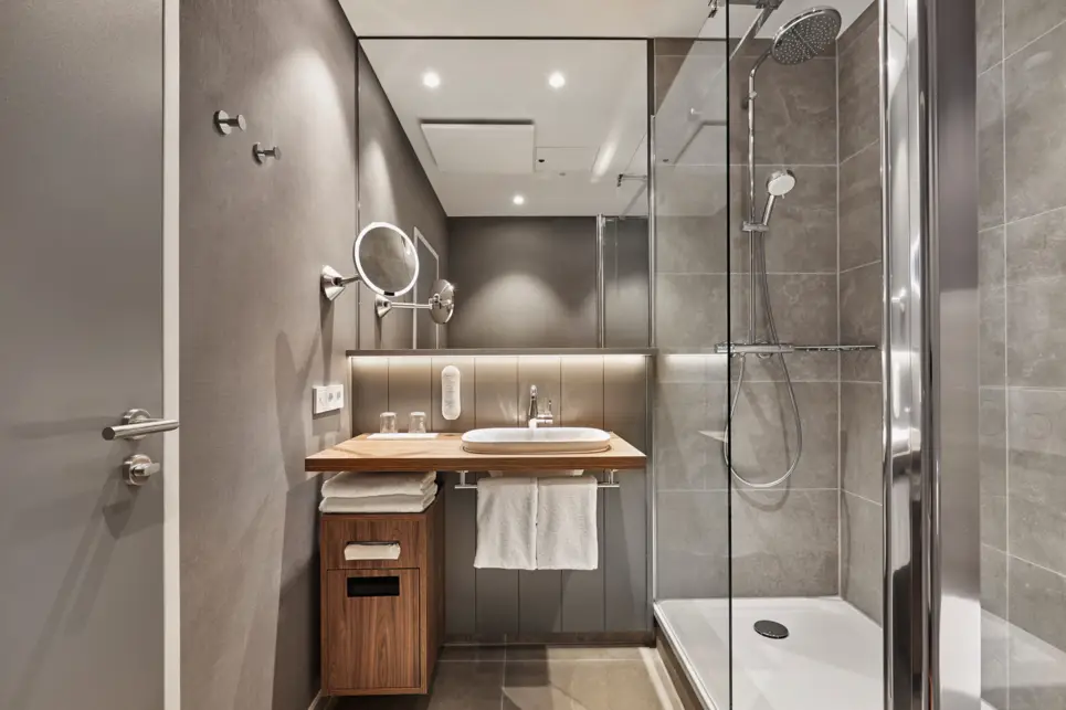 Bagno della camera Superior - H+ Hotel Bremen