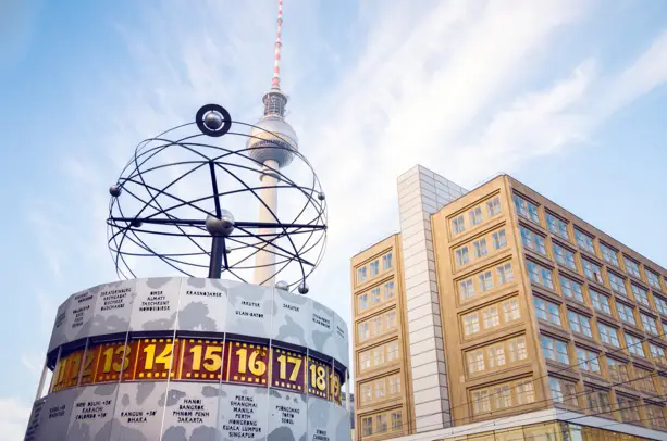 Nahaufnahme von der Weltzeituhr. Im Hintergrund steht der Fernsehturm.