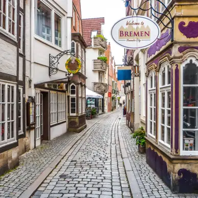 Schnoor mit Geschäften in den Fachwerkhäusern.