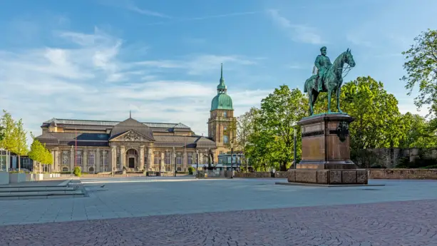 Im Hintergrund steht das Hessische Landesmuseum. Im Vordergrund steht eine Reiterstatue.