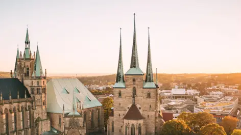 Blick über Severikirche und Dom St. Marien