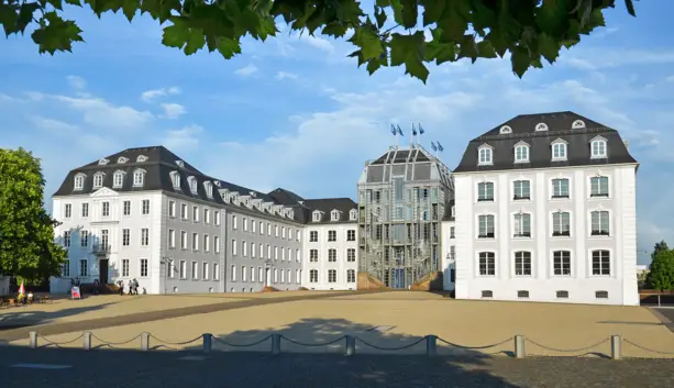 Weißes Schloss Saarbrücken mit einem großen Vorplatz.