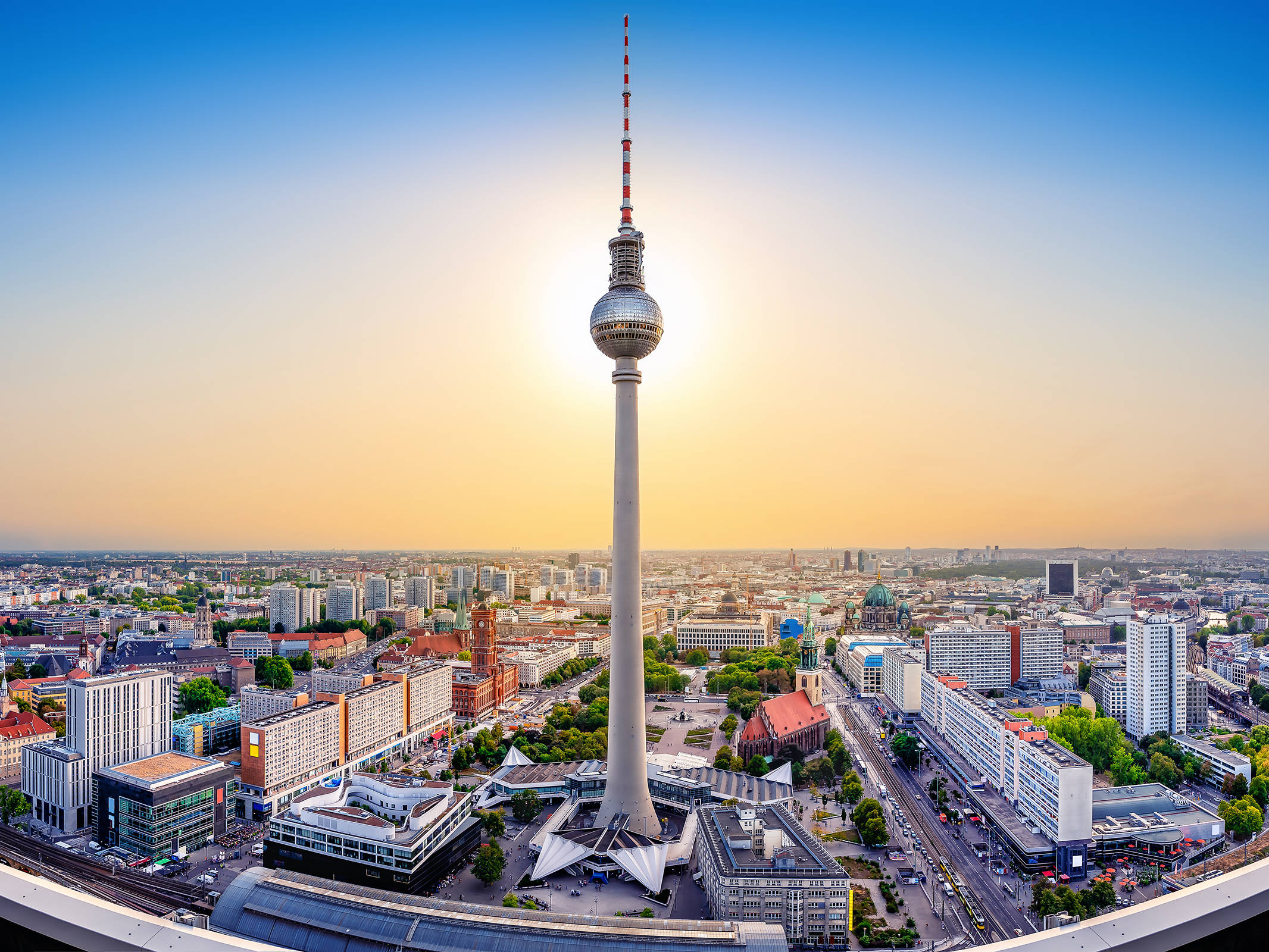 https://www.h-hotels.com/_Resources/Persistent/3/2/e/6/32e6db928a00a3a3b3d966a97f0beaf6d0a9a341/berlin-alexanderplatz-skyline-01-2132x1600.jpg