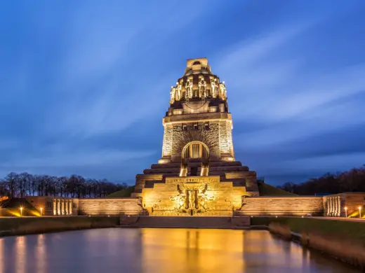 Völkerschlachtdenkmal beleuchtet bei Nacht.