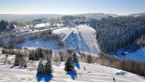 Winterlandschaft und Skipisten in Willingen.