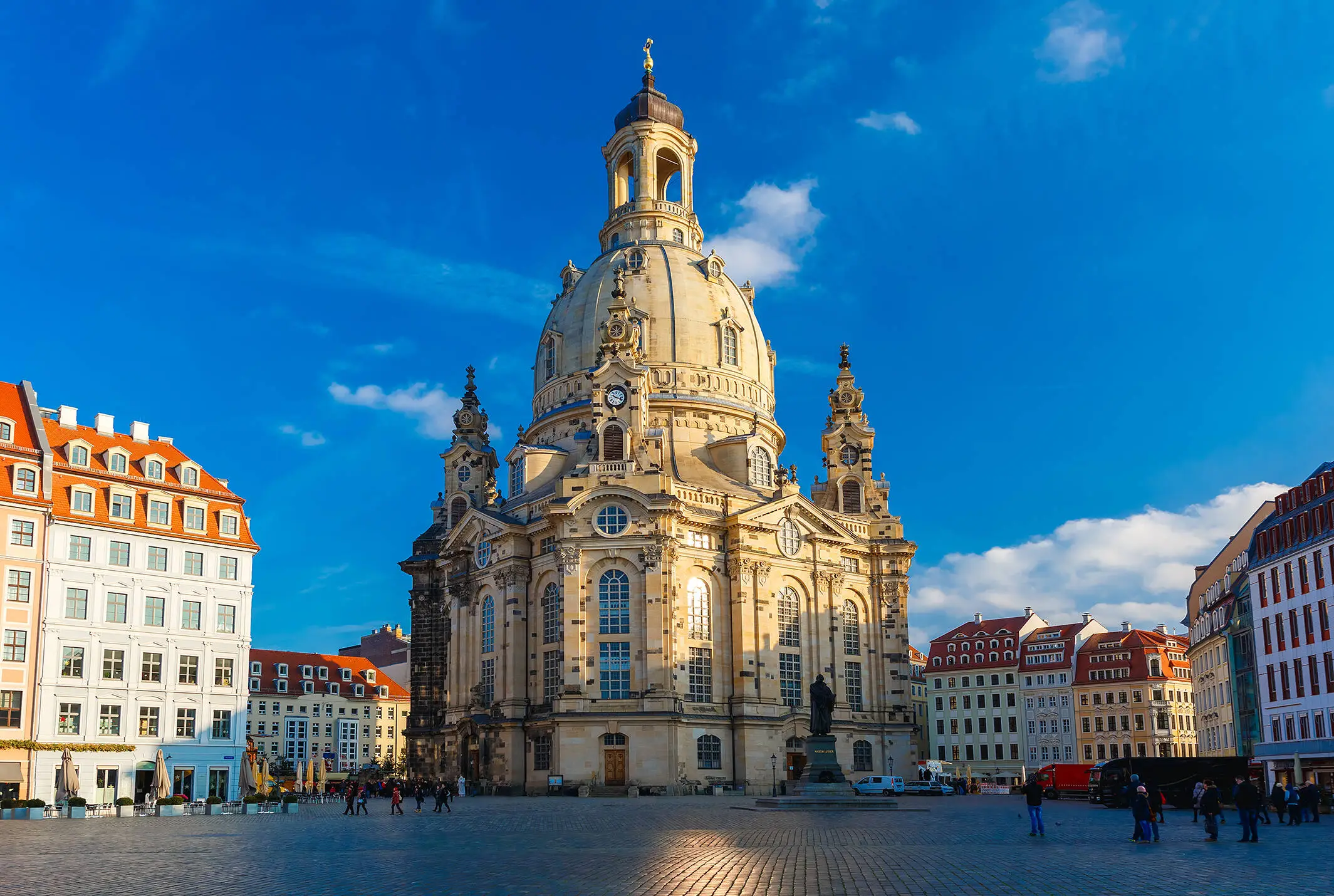 Blick vom Vorplatz auf die Frauenkirche beim Sonnenuntergang.