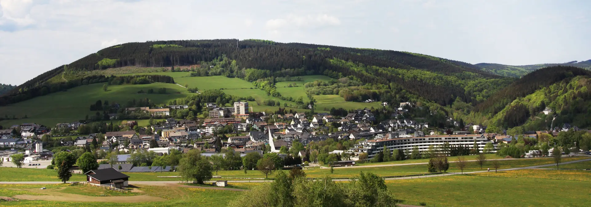 Blick auf Willingen. Im Hintergrund ist ein kleiner Berg.