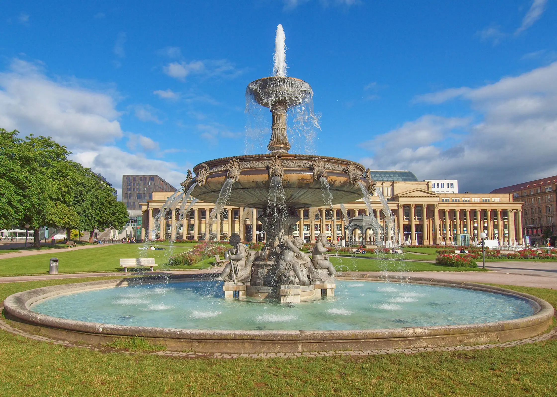 La place du château à Stuttgart - H+ Hotel Stuttgart Herrenberg