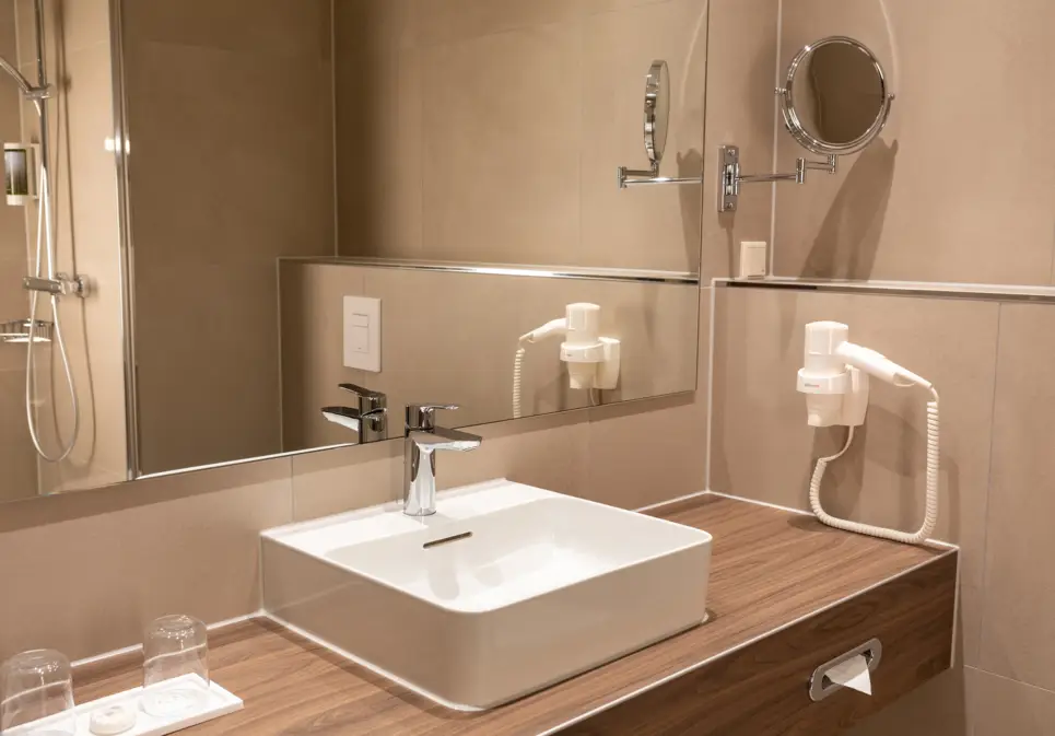 Bagno della camera Comfort - H+ Hotel Hannover