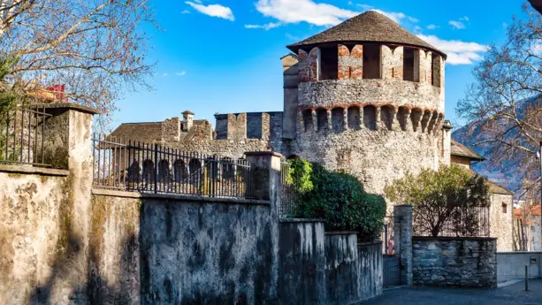 Burgturm vom Castello Visconteo. Vor der Burg ist eine große Mauer.