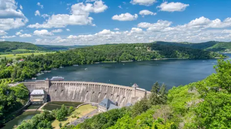 Barrage Edersee entouré d'une forêt.