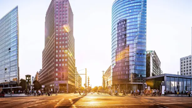 Die untergehende Sonne scheint zischen zwei Hochhäusern am Potsdamer Platz.