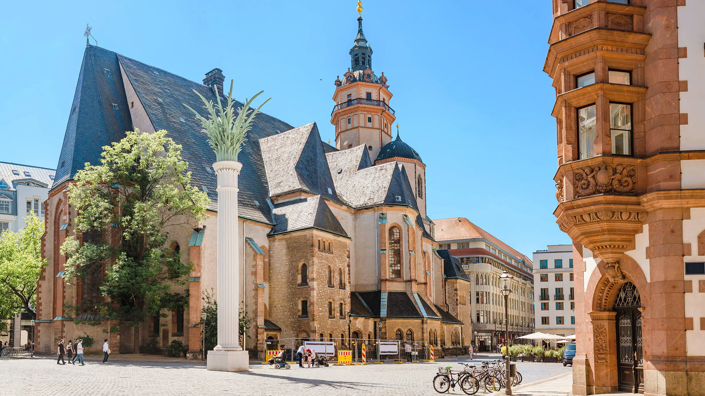 Nikolaikirche bei Tag mit einem leeren Vorplatz.