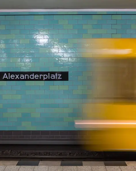 Der Alexanderplatz als wichtiger Verkehrsknotenpunkt zur Erkundung Berlins | H-Hotels