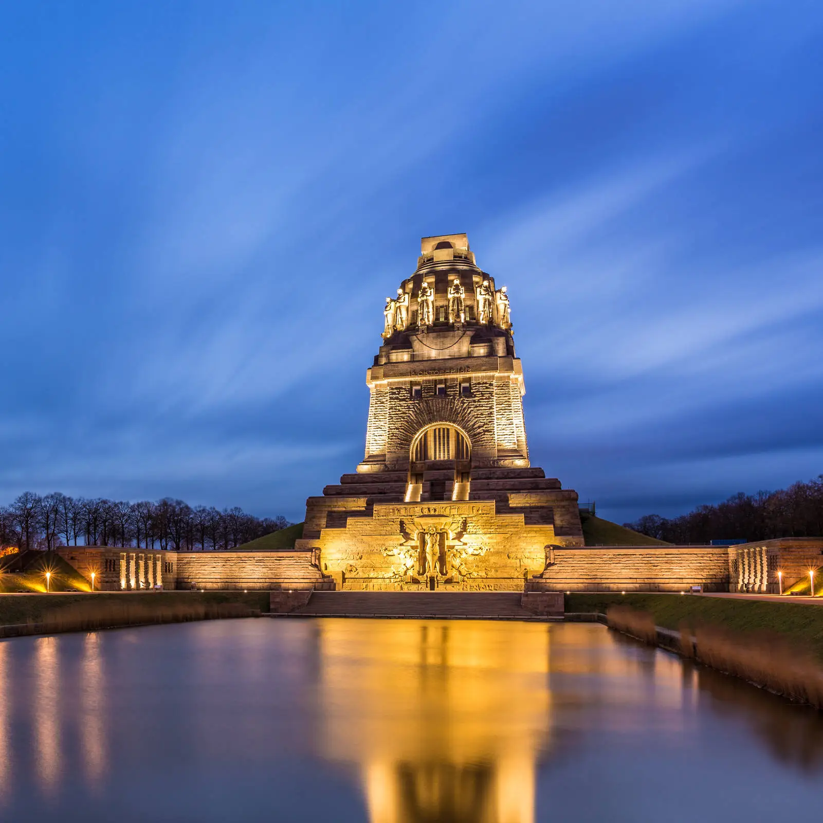 Völkerschlachtdenkmal beleuchtet bei Nacht.