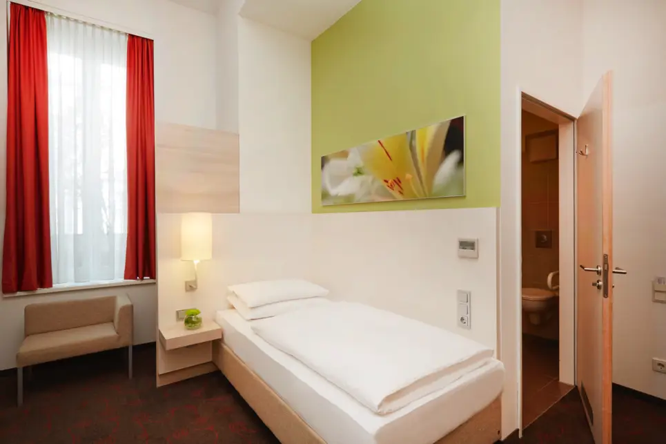 Comfort single room at the H+ Hotel München - Official website