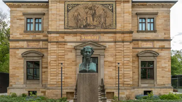 Das Haus Wahnfried mit einer Büste vom König Ludwig des zweiten davor.