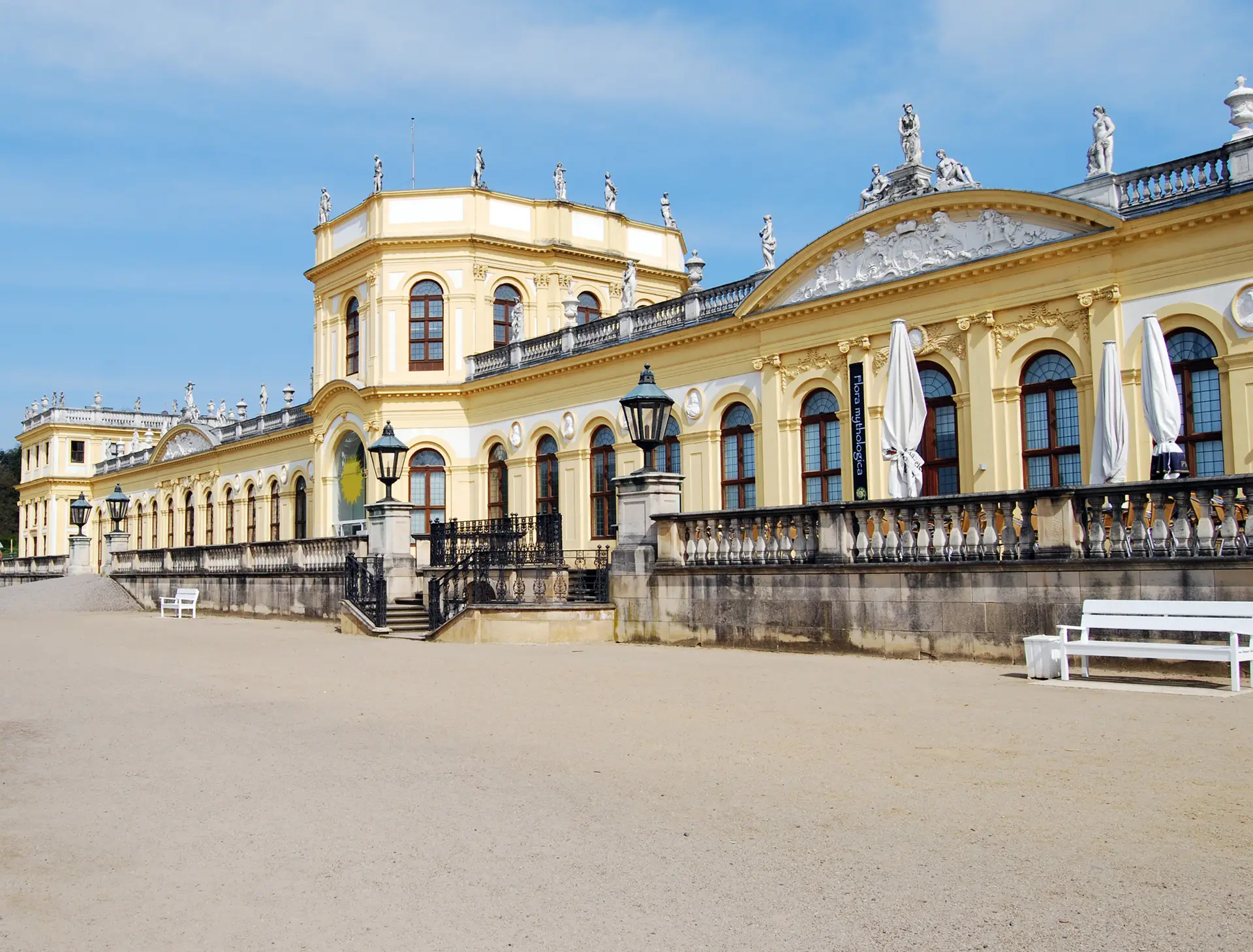 Orangerie jaune avec la grande esplanade.