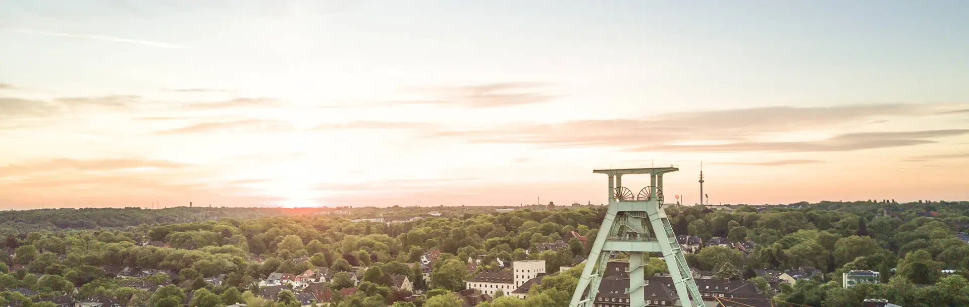 Blick über Bochum und Umgebung mit dem Fördergerüst Deutsches Bergbau-Museum Bochum im Vordergrund.