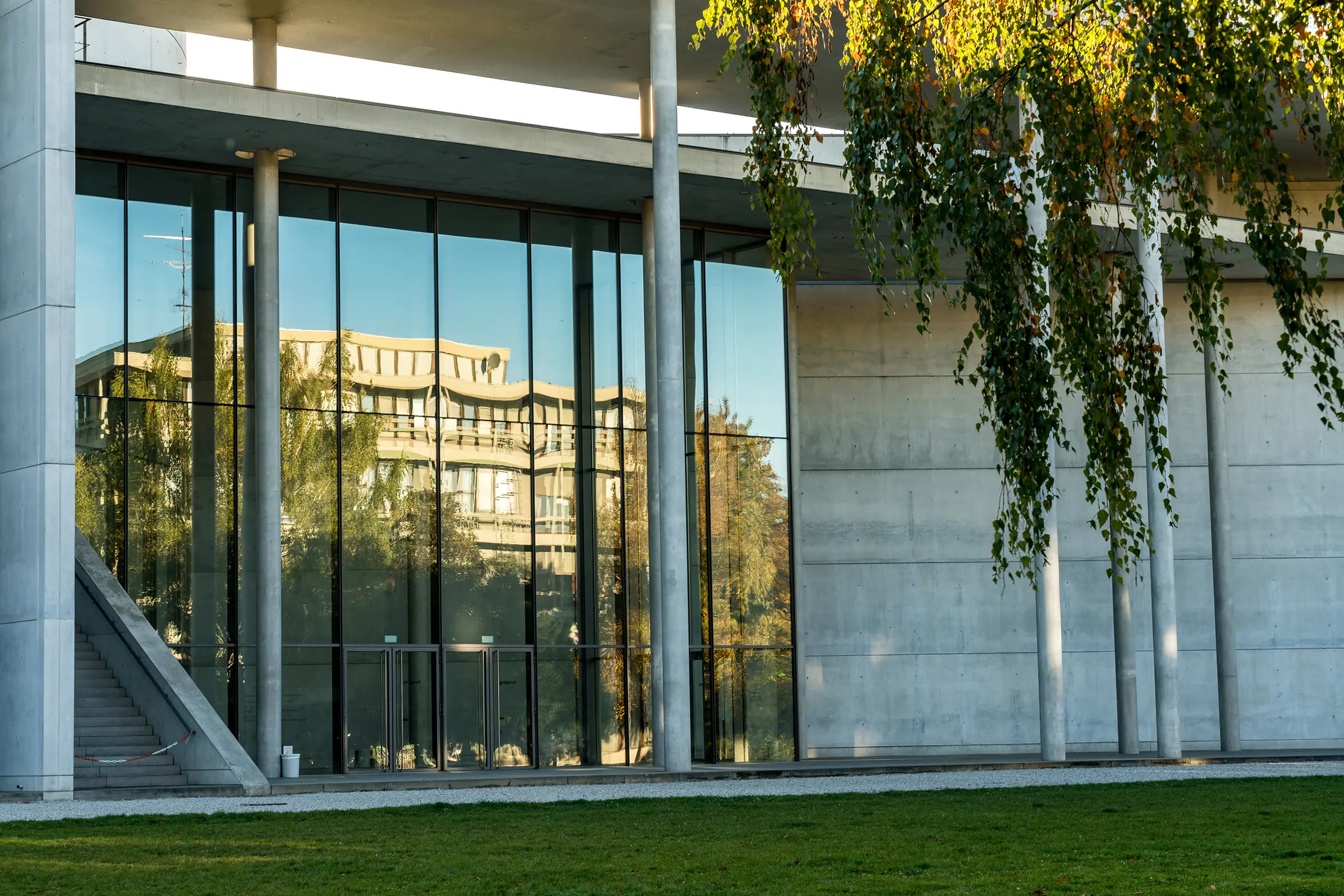 Gläserne Front von der neuen Pinakothek.