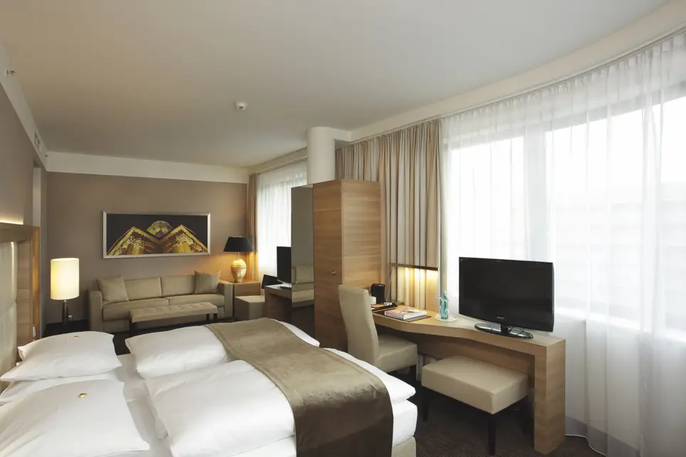 Spacious junior suite at the H4 Hotel Berlin Alexanderplatz - Official website