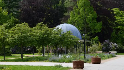 Petit pavillon dans la roseraie.