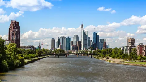 Frankfurter Skyline am Ende des Rheins.