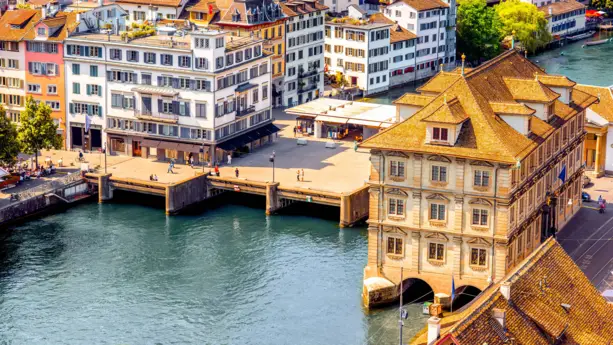 Vieille ville – les charmes du Moyen-Âge au bord de l’eau - H+ Hotel Zürich