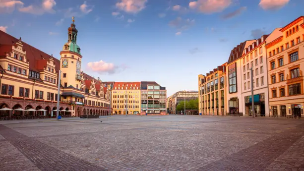 Marktplatz von Leipzig während des Sonnenuntergangs. Auf der linken Seite steht das Alte Rathaus.