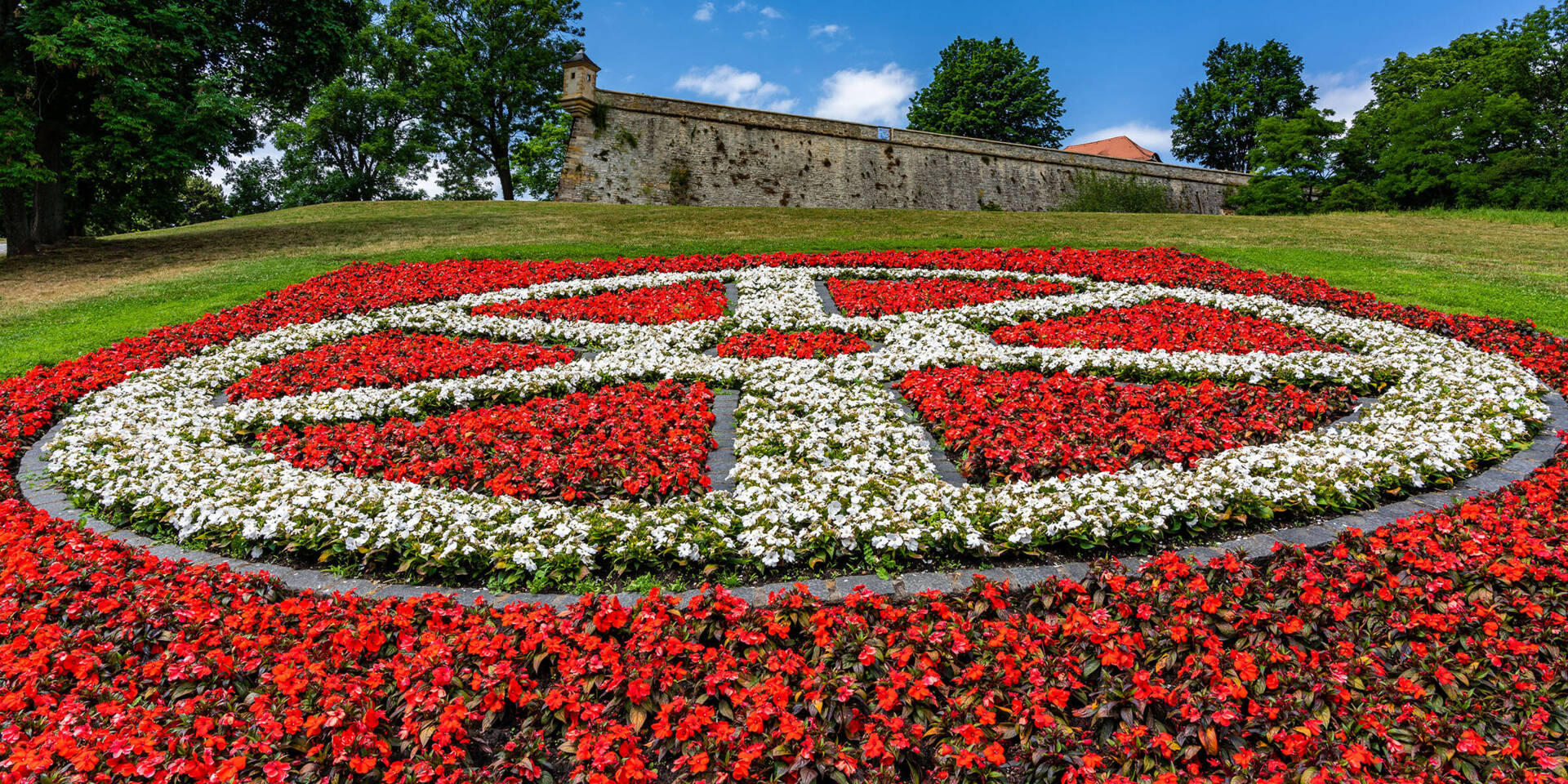 Wappen aus roten und weißen Blumen auf dem Petersberg